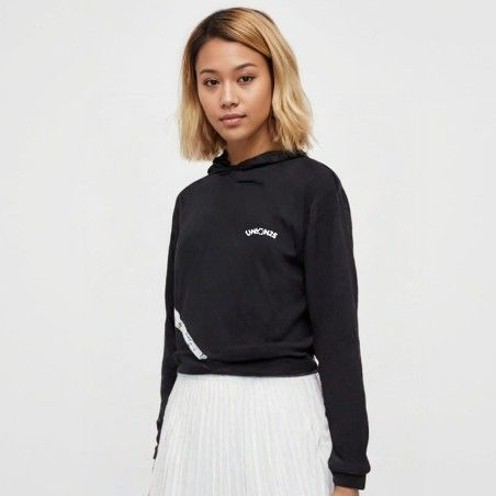 ModelBlackHoodie2Front